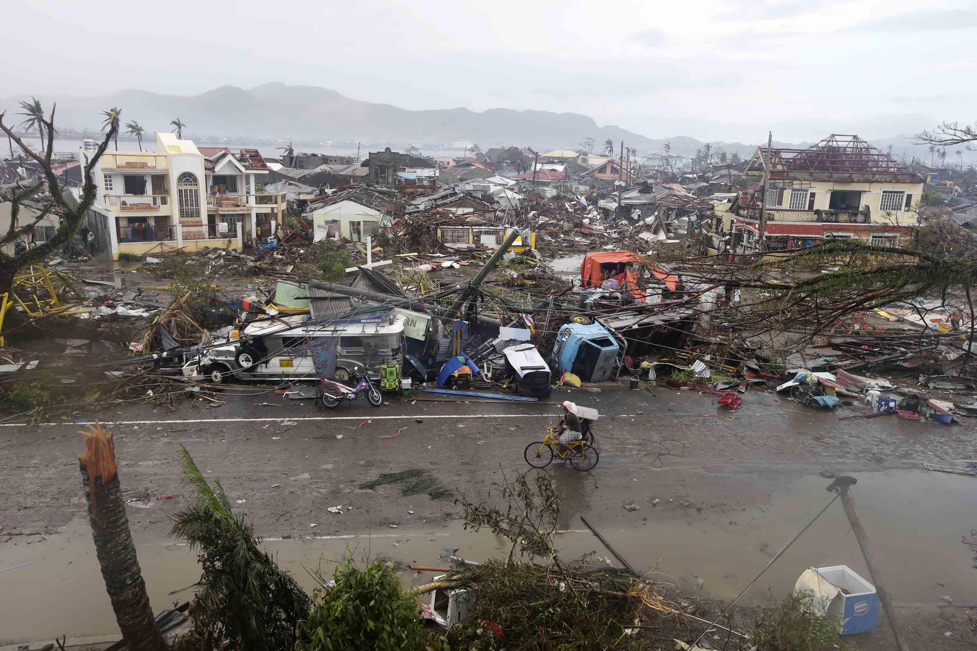 Los escombros llenan la ciudad de Tacloban