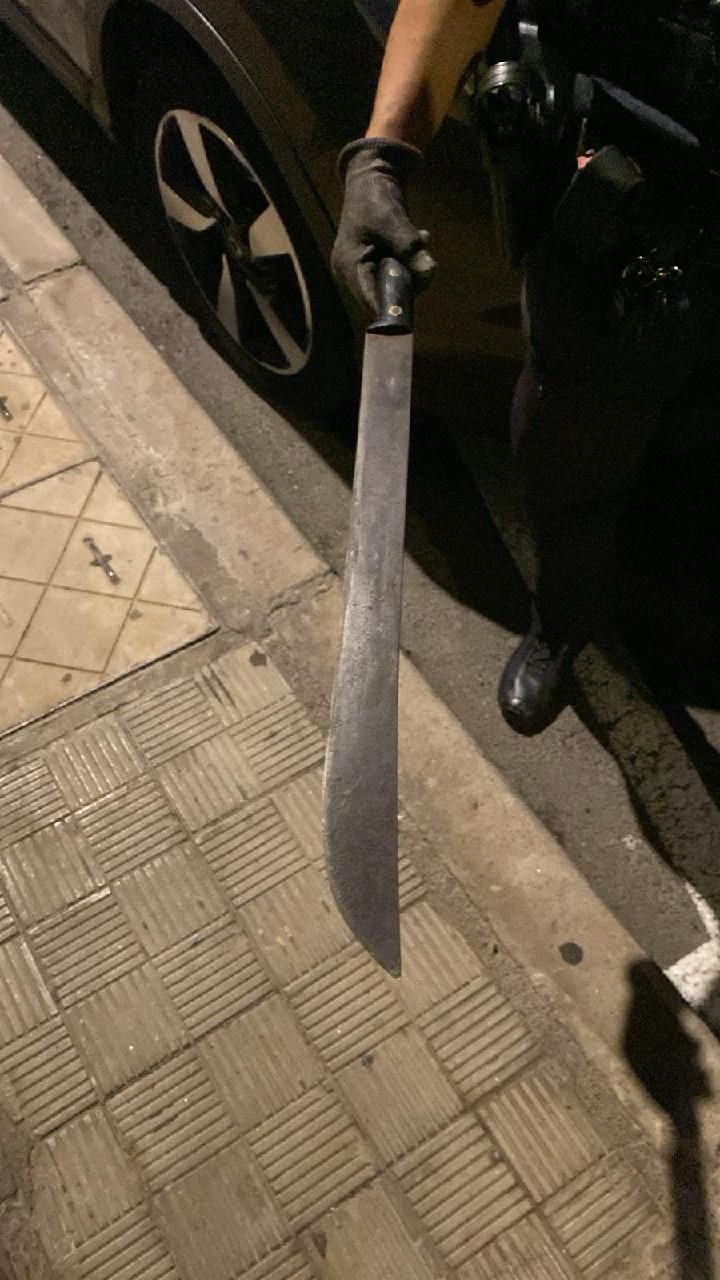 El machete, tras ser recuperado de debajo de un coche.