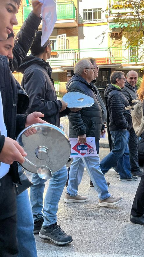Los vecinos de Las Águilas en una cacerolada para reclamar una estación de Metro en el barrio