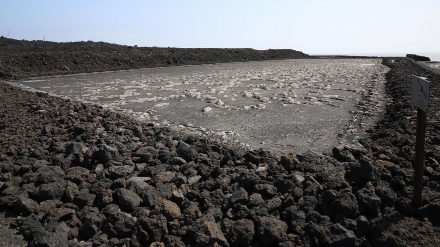 Salina seca con ceniza volcániza.