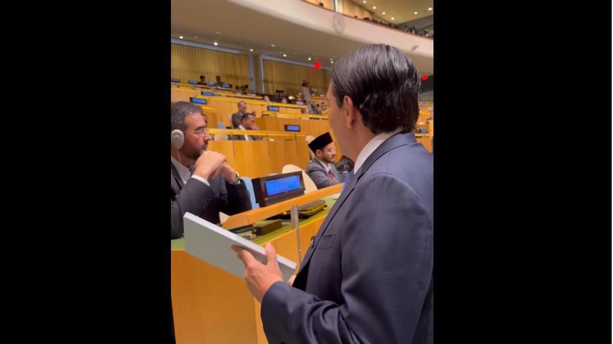 El embajador de Israel provoca a un diplomático iraní en la ONU con un dispositivo Starlink: "¿Quieres llevártelo?"