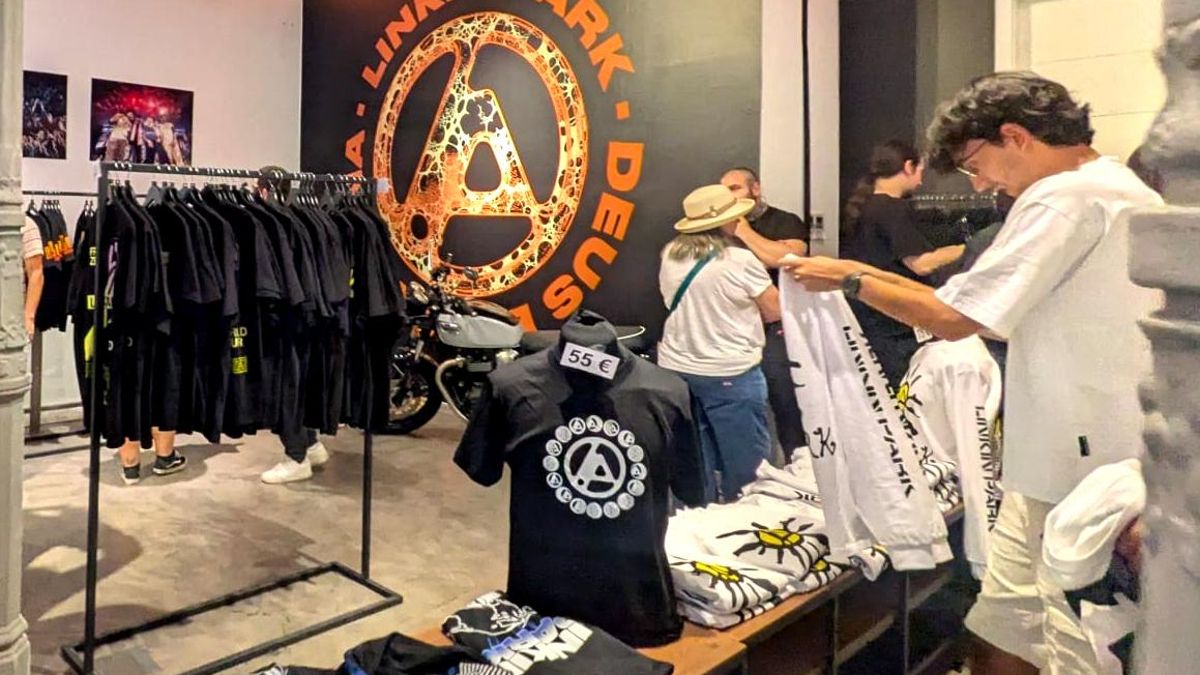 Interior de la tienda de Linkin Park en colaboración con Deux Ex Machina.