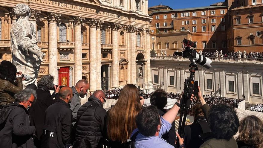 Periodistas de todo el mundo siguen el funeral del Papa