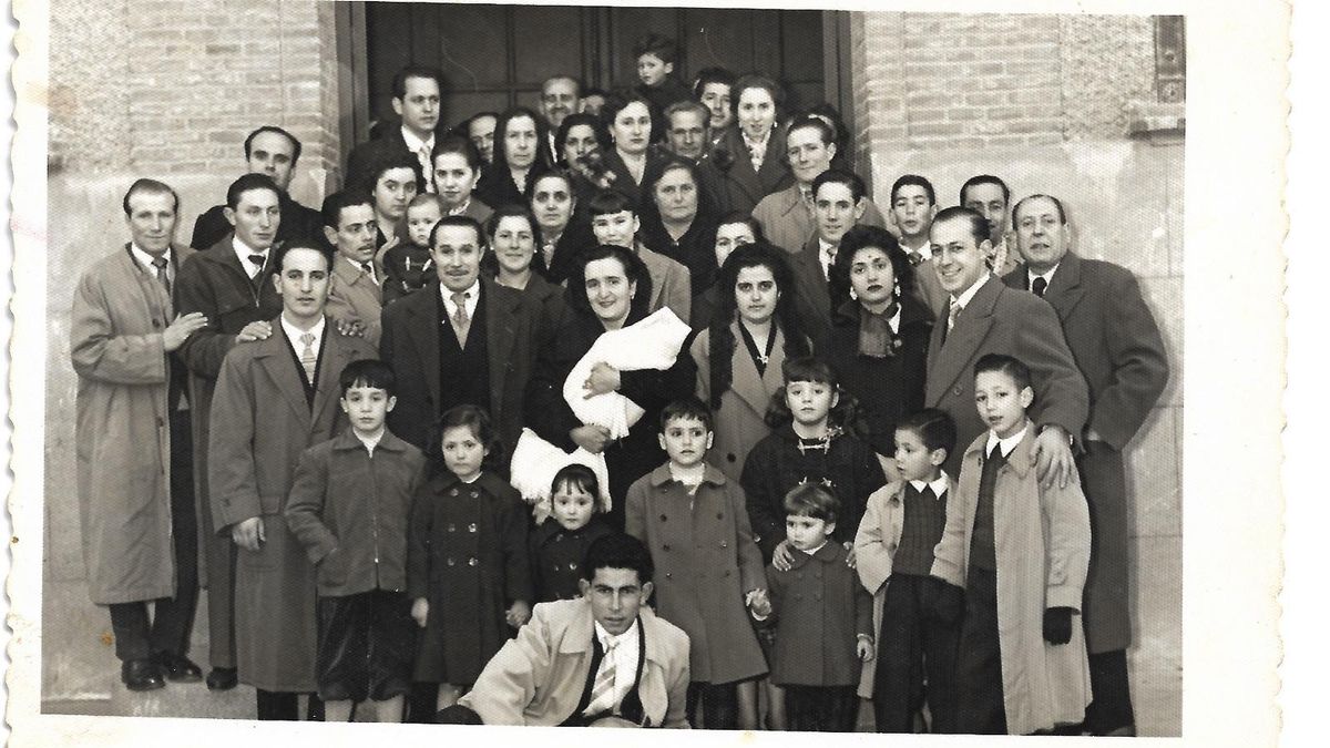 Foto de familia en la Parroquia Cristo Rey durante el bautizo de Begoña, la tía de Alejandra. Año 1956
