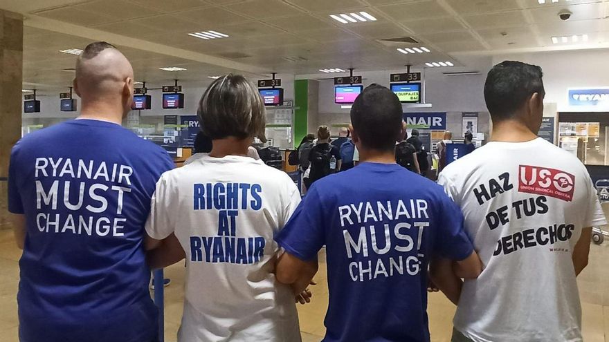 Trabajadores con camisetas de protesta contra Ryanair en el primer día de huelga convocado por USO y Sitcpla, el pasado junio.
