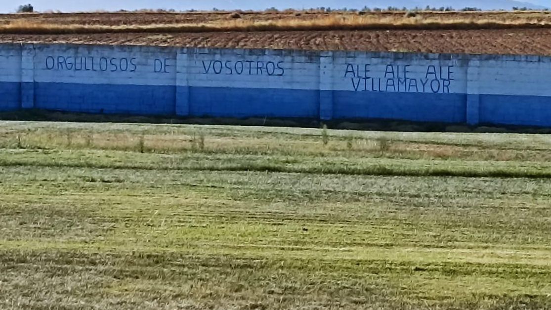 Campo de fútbol de Villamayor de Calatrava con pintada en apoyo al club