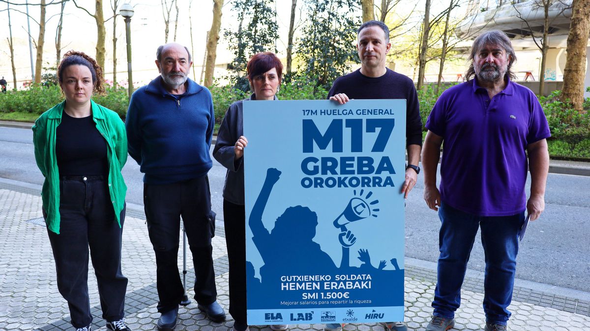 Garbiñe Aranburu (LAB) y Mitxel Lakuntxa (ELA) con el cartel de la huelga y representantes del resto de sindicatos convocantes.