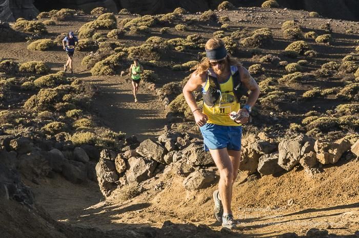 Tres corredores atraviesan un paisaje árido. Foto: JOSE F. AROZENA