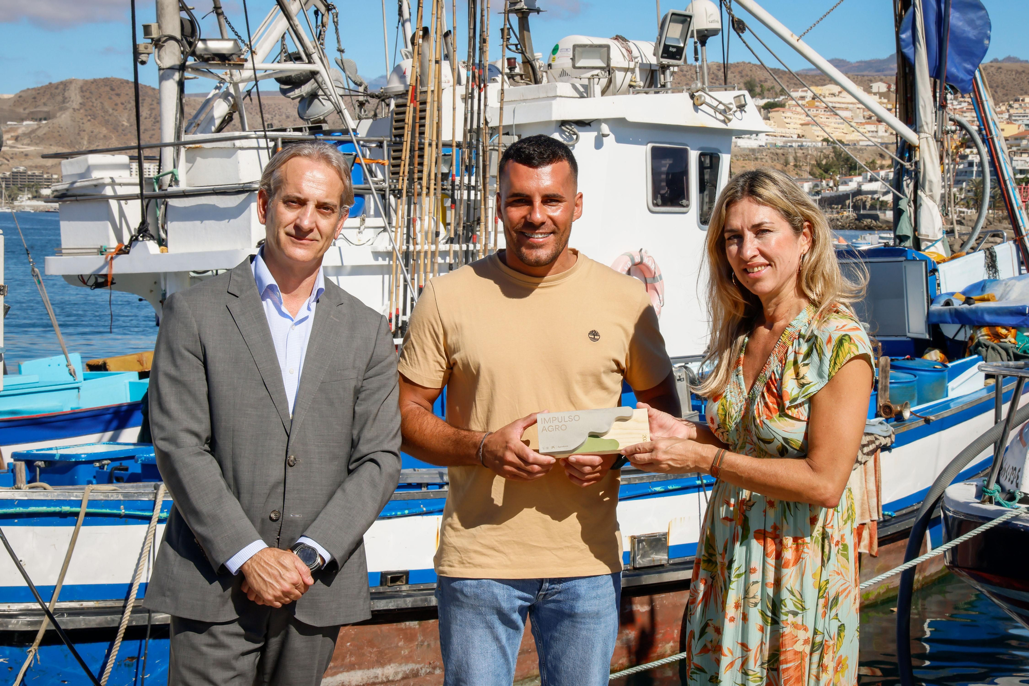 Oliver Miranda recibe la distinción de Impulso Agro de manos de directivos de CaixaBank en Canarias.