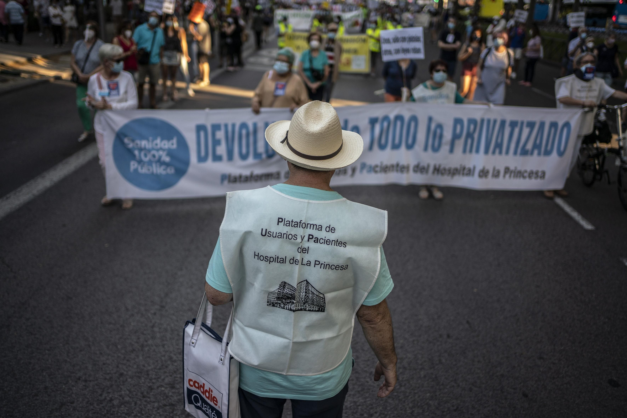 Colectivos y sindicatos en defensa de la sanidad pública piden la derogación de las privatizaciones.
