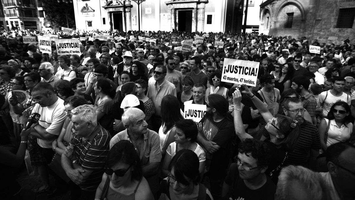 Concentración por el accidente del Metro, celebrada en la plaza de la Virgen de València tras la emisión del documental de 'Salvados'.