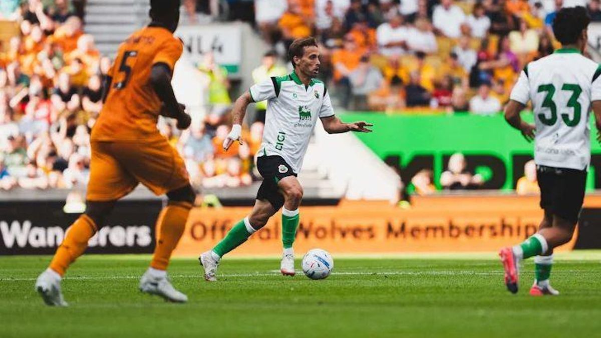 Un instante del partido de Wolverhampton-Racing.