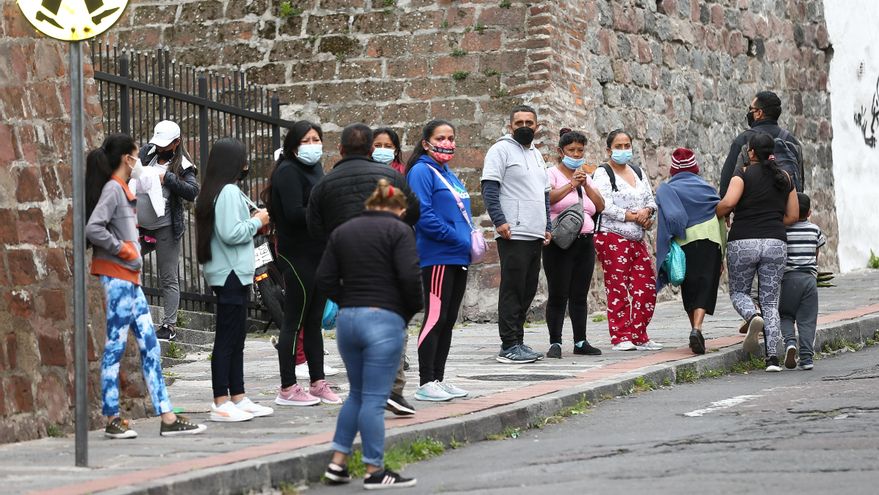 Ciudadanos se reúnen a las afueras de varias edificaciones tras un sismo hoy, en Quito (Ecuador). EFE/ José Jácome