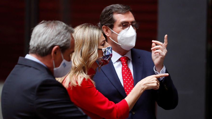 La vicepresidenta tercera y ministra de Trabajo y Economía Social, Yolanda Díaz conversa con el presidente de la CEOE, Antonio Garamendi (d), a su llegada a la entrega de la VII edición de los premios que concede la Confederación Española de la Pequeña y Mediana Empresa (Cepyme), este jueves, en el Museo Reina Sofía de Madrid. EFE/Emilio Naranjo POOL