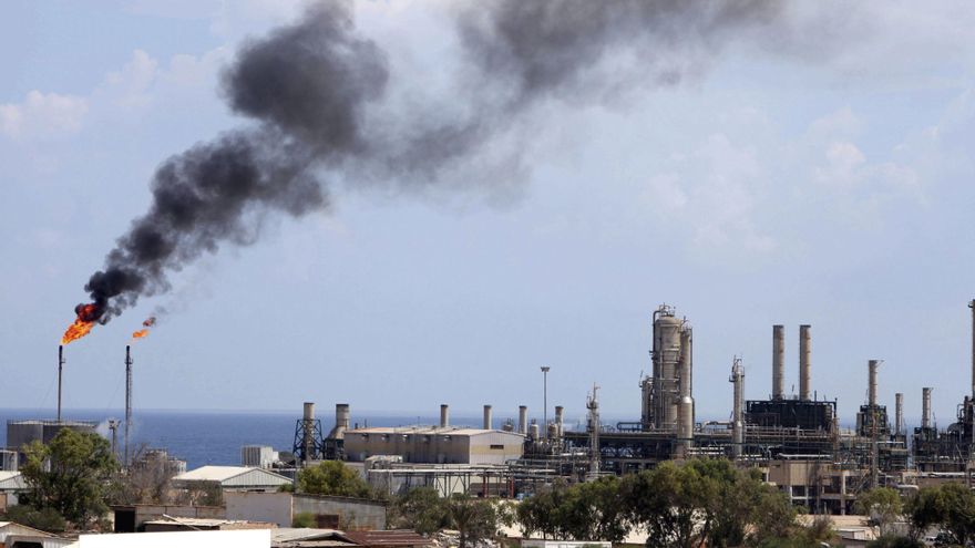 Imagen de archivo de una refinería de petróleo. EFE/Sabri Elmhedwi