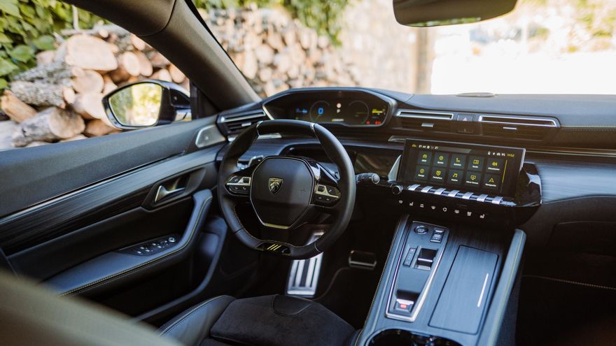 Puesto de conducción del renovado Peugeot 508.