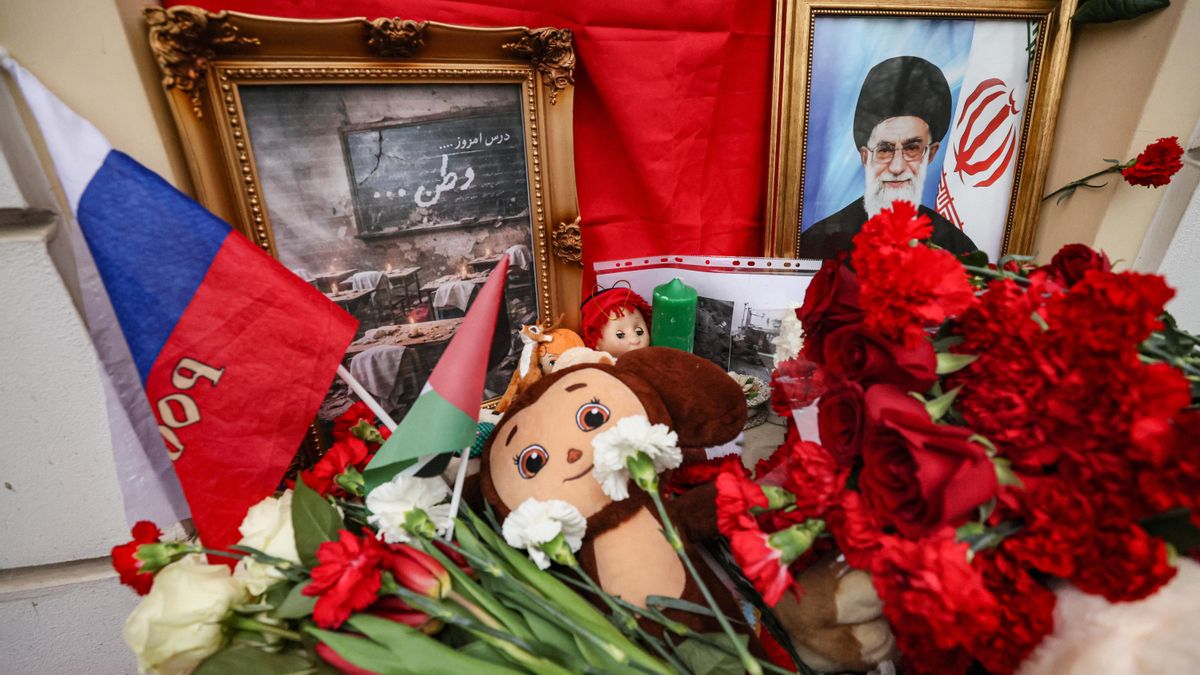 Flores y juguetes junto al retrato del líder supremo iraní, el ayatolá Alí Jamenei, cerca de la embajada iraní en Moscú,  el 2 de marzo de 2026.