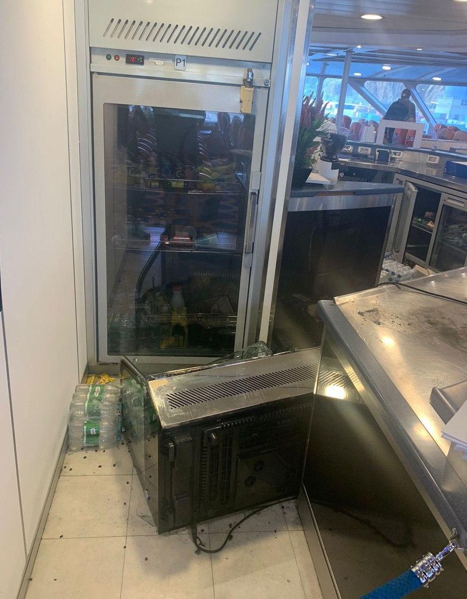 Nevera volcada en la cafetería 