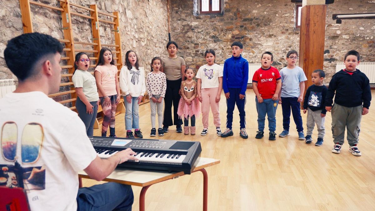 Iván Fernández con sus alumnos durante la grabación de 'Aprendo entre montañas'