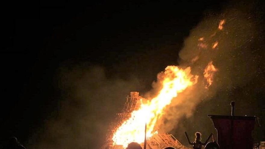 Archivo - Hoguera en la playa de San Juan de la Canal.-ARCHIVO