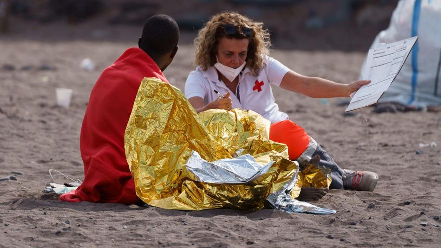 Dos personas fallecidas en el primer cayuco que llega a las costas canarias en 2025