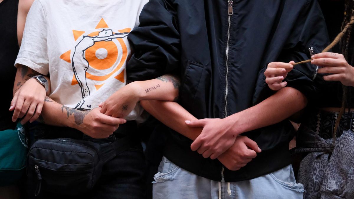 Vecinos y activistas de la plataforma ciudadana Derecho al Techo se manifiestan ante el inmueble antes de conocer la decisión. EFE/Ángel Medina G.