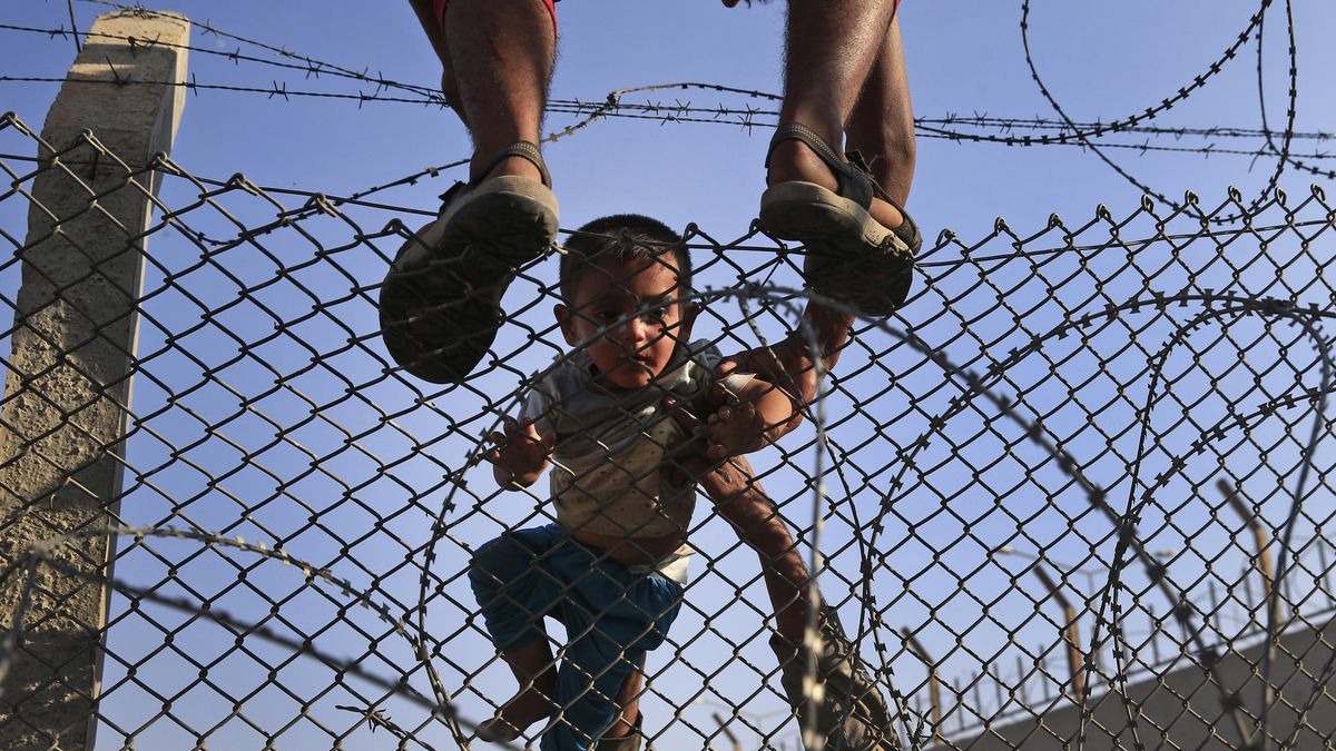 FOTOS | Cientos de refugiados sirios saltan la valla de Turquía en su huida del Estado Islámico