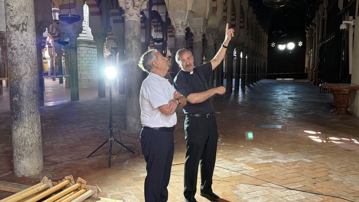 Salvador Fuentes junto al deán-presidente del Cabildo Catedral de Córdoba, Joaquín Alberto Nieva.