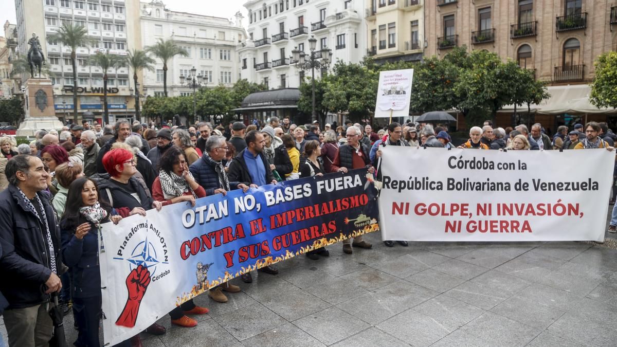 Un centenar de personas se manifiestan en Córdoba contra el ataque de Estados Unidos a Venezuela