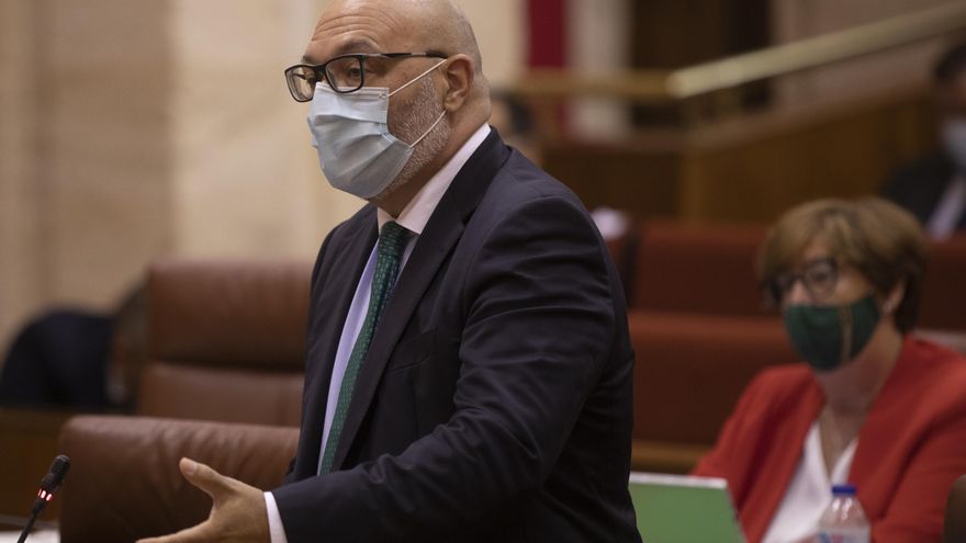 El portavoz del grupo parlamentario Vox en Andalucía, Alejandro Hernández (i), en una foto de archivo.