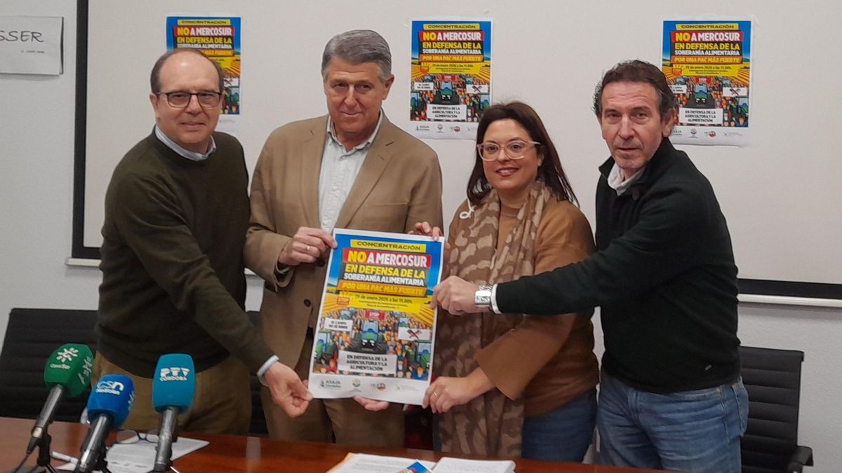 (Desde Izda.) Adell, Sánchez De Puerta, Quintero Y Moreno, Mostrando El Cartel De La Concentración.