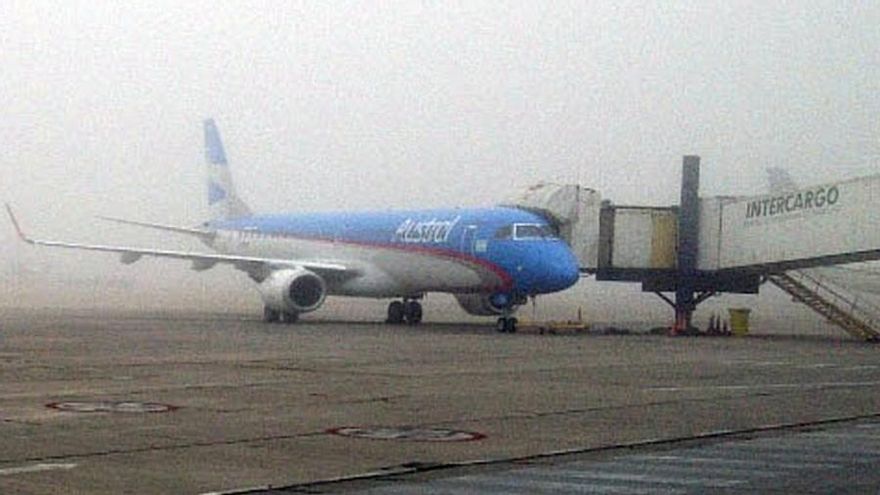 Un total de 22 vuelos ya fueron desviados o demorados por la niebla en Aeroparque