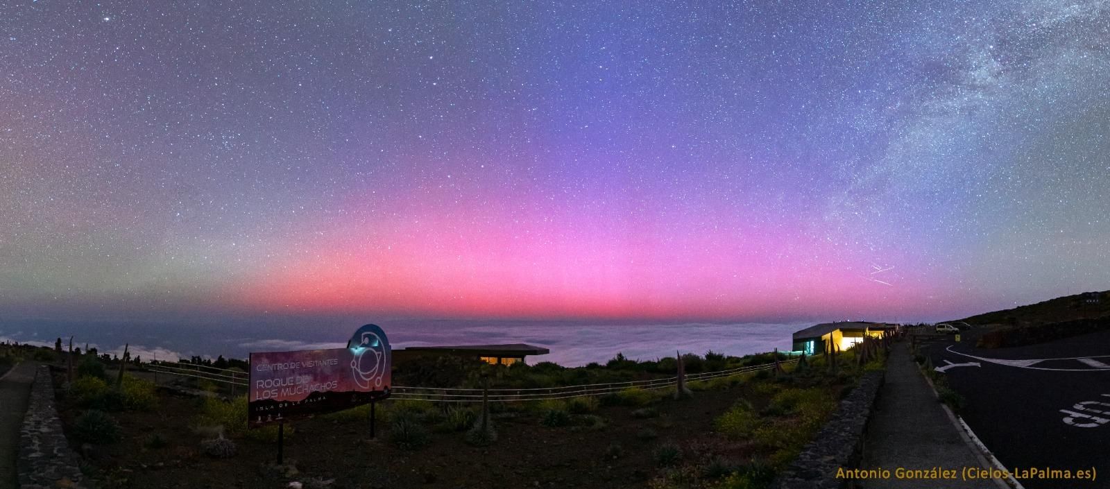 Aurora boreal vista  desde el Roque de Los Muchachos (Villa de Garafía) en la noche del pasado viernes.