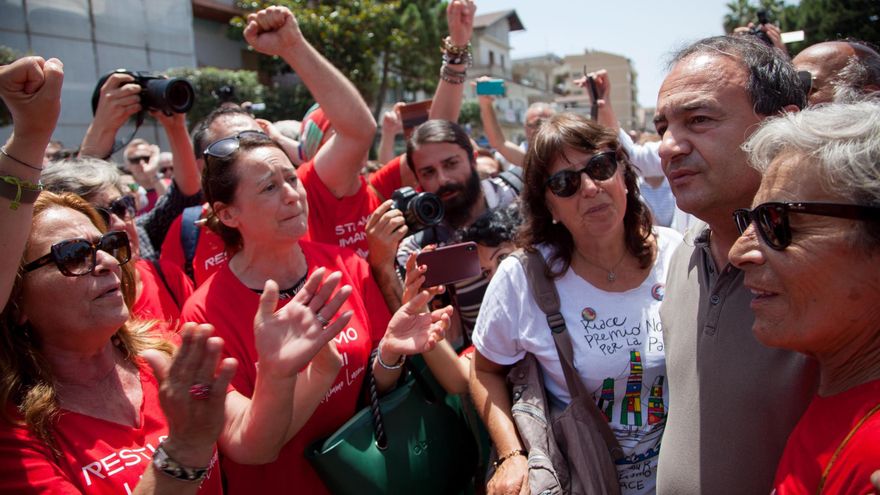 El exalcalde de Riace, símbolo de acogida de migrantes, quiere llevar su modelo a Europa