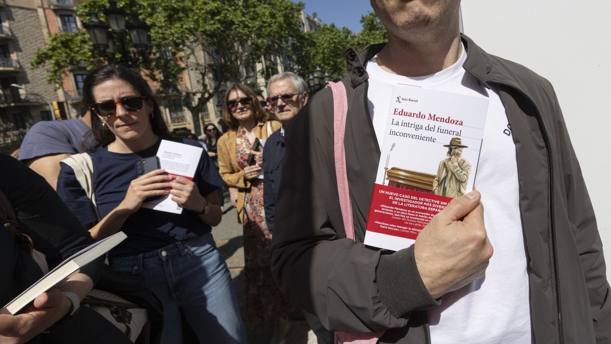 Eduardo Mendoza y Regina Rodríguez Sirvent lideran las ventas de Sant Jordi