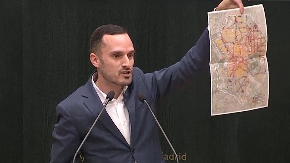 El socialista Giraldo muestra un plano del centro de Madrid con todos los edificios que podrán convertiste en turísticos con el Plan Reside