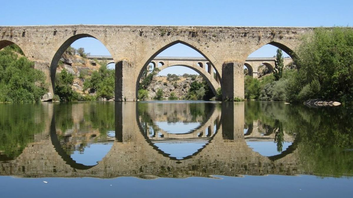 La localidad destaca por los viaductos históricos que salvan las aguas del caudaloso río Tormes