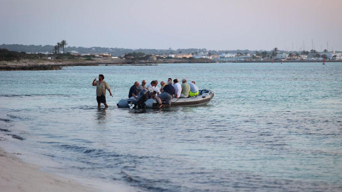 Los mismos arenales donde desembarcan los migrantes sirven para embarcar a los turistas que visitan Formentera en yate o velero.