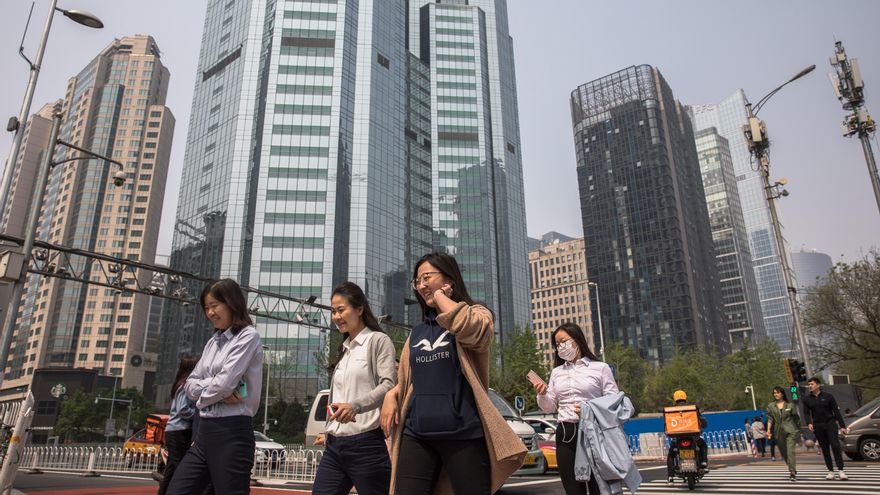 Varios peatones pasean por las calles del distrito financiero de Pekín (China). EFE/ Roman Pilipey/Archivo