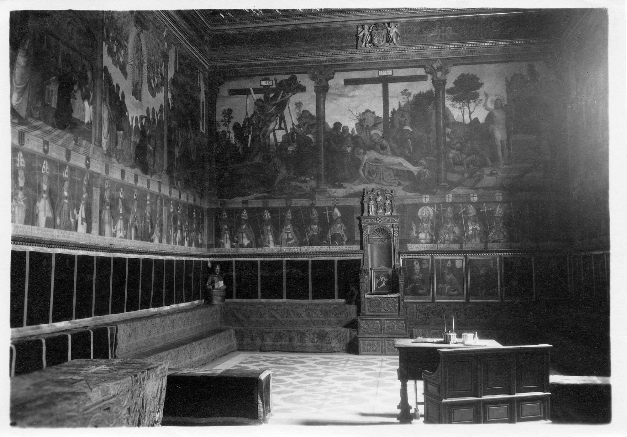 Sala Capitular de la Catedral de Toledo, fundada por el cardenal Cisneros y lugar de reuniones del cabildo catedralicio, en la que destacan sus pinturas murales renacentistas de Juan de Borgoña (1509-1511)