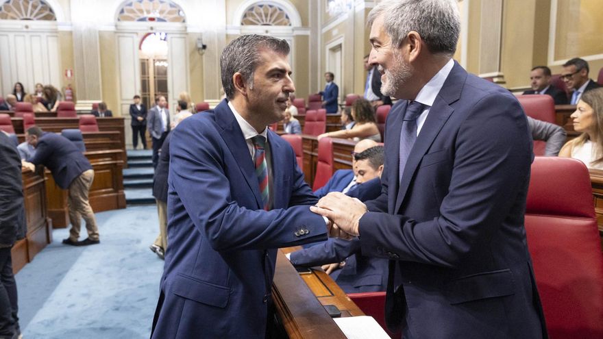 Manuel Domínguez (PP) y Fernando Clavijo (CC) durante la segunda sesión de investidura en el Parlamento de Canarias.