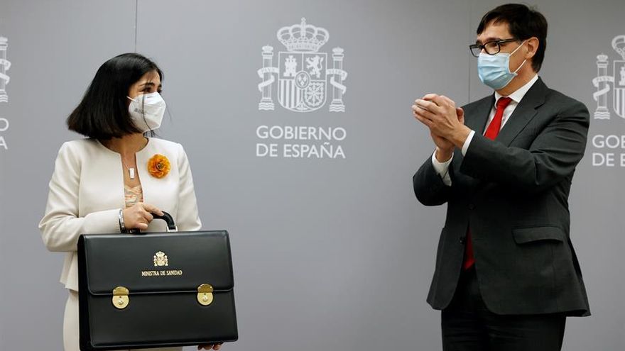 La nueva ministra de Sanidad, Carolina Darias, recibe la cartera de manos de su predecesor, Salvador Illa.