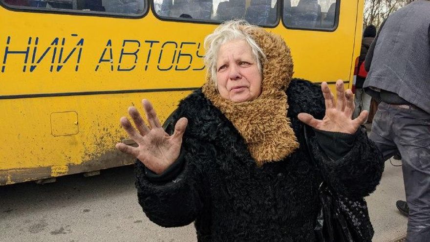 Los primeros vecinos de Mariúpol evacuados en un convoy de autobuses: “Pensamos que intentaban matarnos”