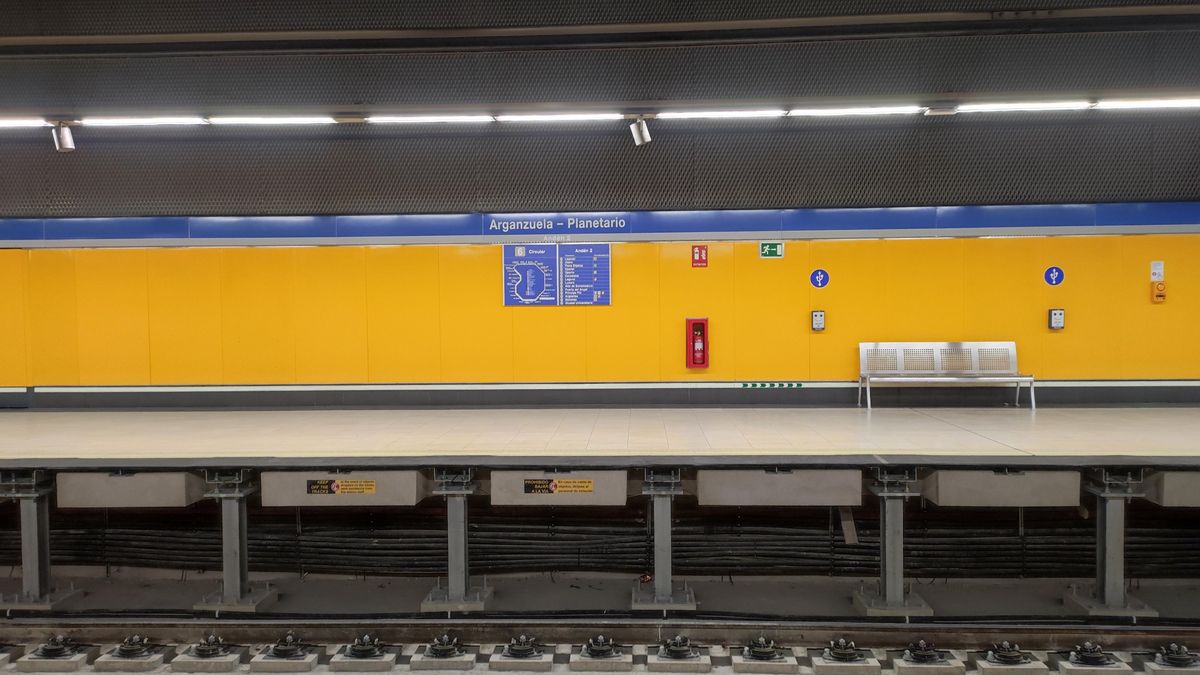 Pilares en la parte inferior de los andenes para sujetar la futura instalación de las mamparas en la estación de Arganzuela-Planetario.