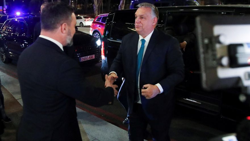 Abascal saluda al primer ministro húngaro Orbán a su llegada a la reunión.