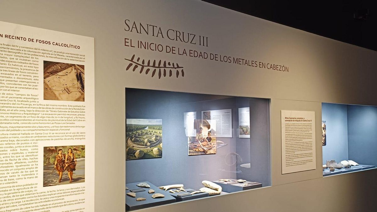 Exposición 'Donde el Pasado Habita' (en las vitrinas las imágenes de IA sin avisar).