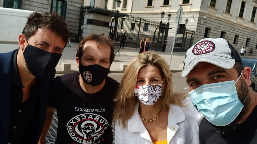 Trabajadores de Tubacex con Yolanda Díaz a las puertas del Congreso