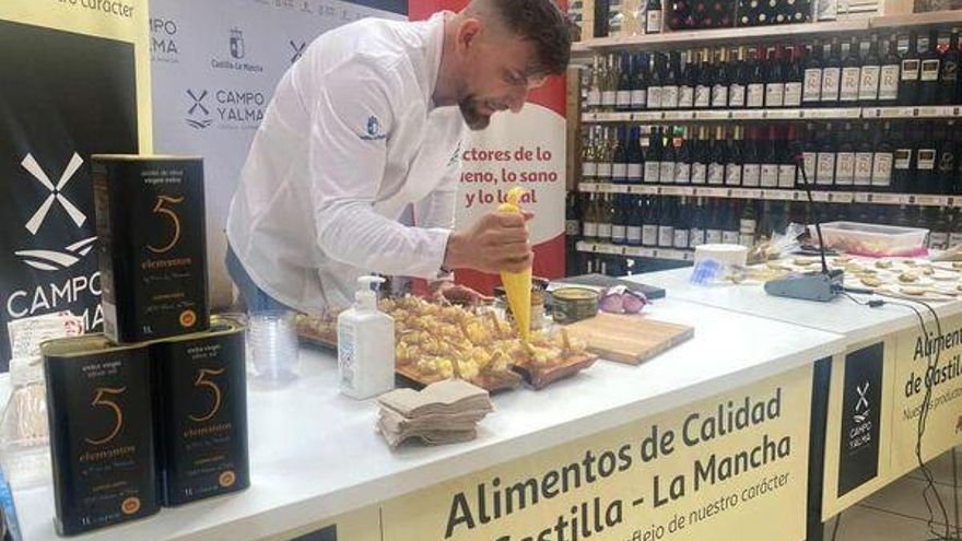 El chef Jesús Segura cocinando con la marca de calidad Campo y Alma
