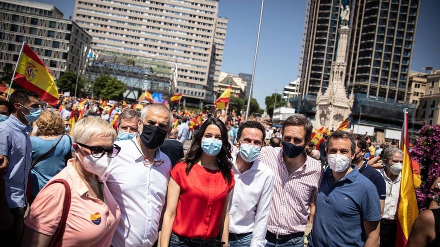 La presidenta de Ciudadanos, Inés Arrimadas, el vicesecretario general, Edmundo Bal, y otros cargos de Cs en la concentración contra los indultos a los presos del 'procés', en la plaza de Colón de Madrid.