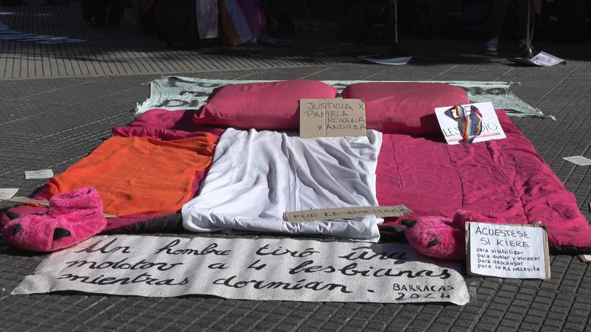 Captura de video que muestra una representación durante una protesta convocada por la Coordinadora Lesbicidios Nunca Más este lunes, frente a los tribunales en Buenos Aires.